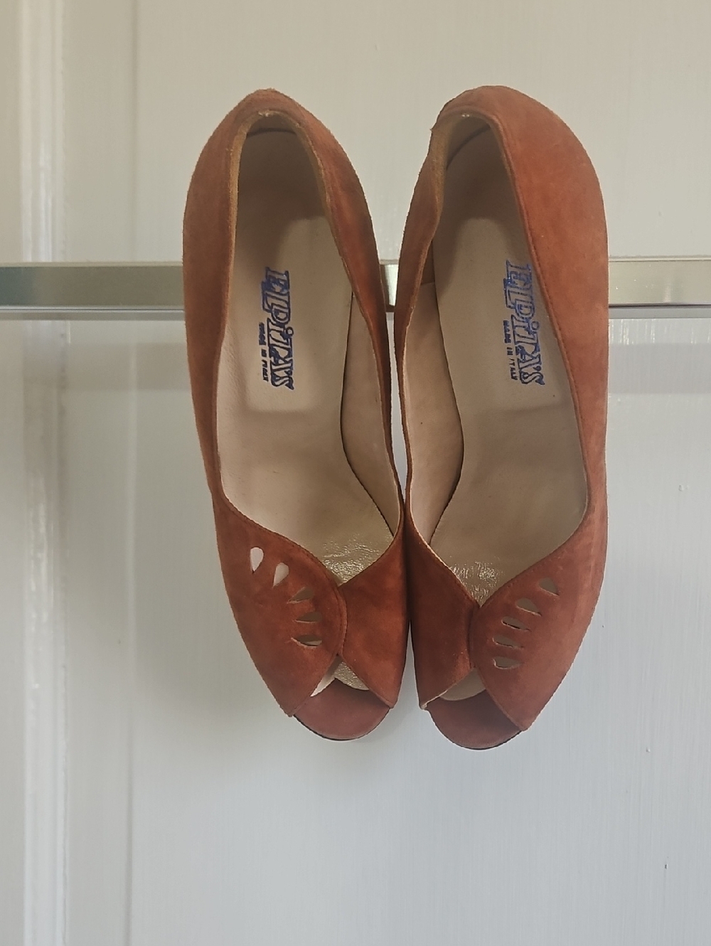 Vintage Style Women’s Peep-Toe Suede Pumps in Rust